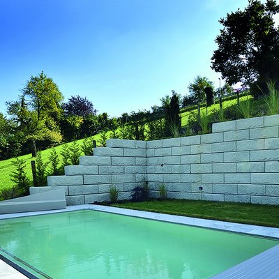 Hangsicherung mit Betonsteinen schafft Privatsphäre und Sicherheit im Poolbereich
