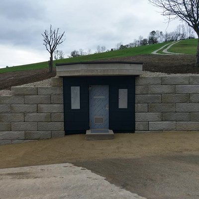 Trinkwasserspeicher elegant in stabile Hangbefestigung aus Beton integriert