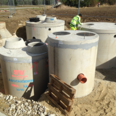 Mineralölabscheider und Betonschächte von SW Umwelttechnik auf Baustellenlagerplatz