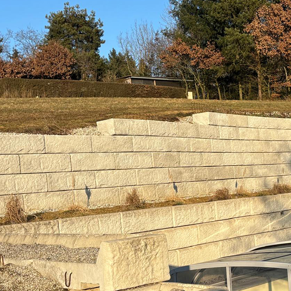 abgestufte Stützwand als Hangsicherung mit einer Zwischenebene 