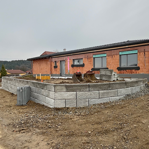 Stützmauer von SW Umwelttechnik vor dem Haus