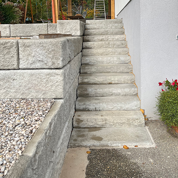 Terrassierte Stützmauer mit Treppe mit dem SW-Stützwandsystem