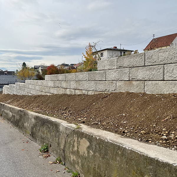 Abgestufte Stützwand als Gartenabgrenzung mit SW-Stützwandsystem